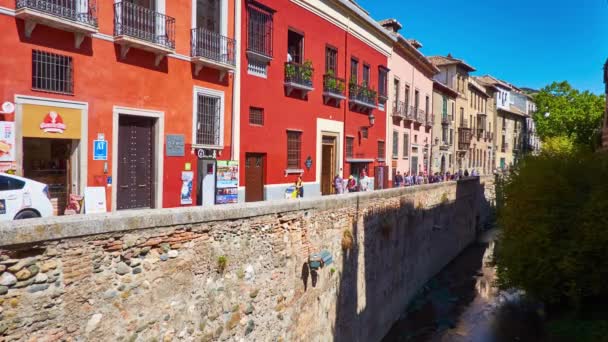 Granada Espanha Setembro 2019 Linha Coloridos Edifícios Medievais Margem Rio — Vídeo de Stock