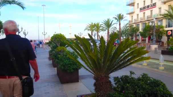 Cadiz Spain September 2019 Άνθρωποι Περπατούν Στο Σοκάκι Της Πλατείας — Αρχείο Βίντεο
