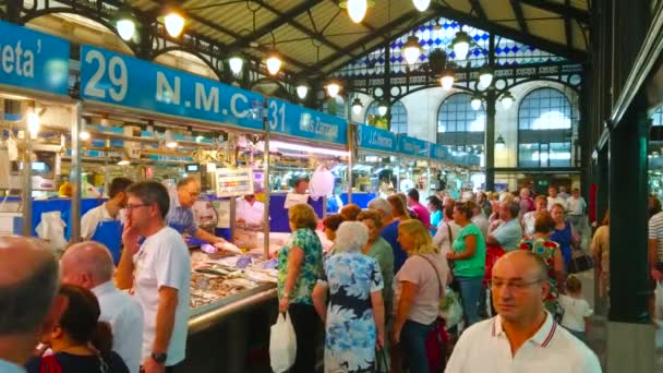 Jerez スペイン 2019年9月20日 Jerezで9月20日に 歴史的なメルカド中央アバストス 中央アバストス市場 の混雑した新鮮な魚やシーフード部門 — ストック動画
