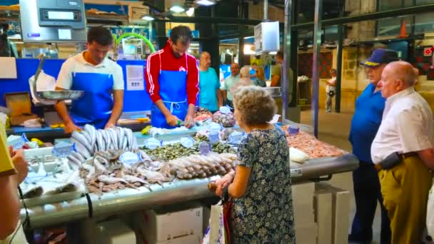 Jerez Spanien September 2019 Säljarna Skär Och Packar Färsk Fisk — Stockvideo