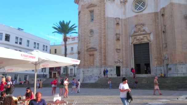 2019年9月19日 西班牙加的斯 9月19日 位于加的斯的旧主教座堂前 拥挤的大广场全景 周围都是咖啡馆和纪念品店 — 图库视频影像