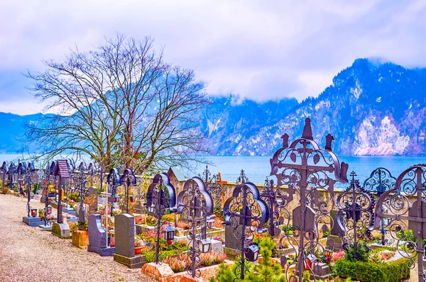 Malownicze krzyże na małym cmentarzu historycznym w Traunkirchen — Zdjęcie stockowe