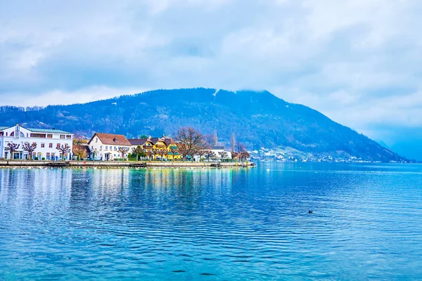 Malé městečko na břehu jezera Traun, Gmunden, Rakousko — Stock fotografie