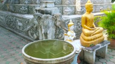 Su kabı, altın Buda resmi ve üç başlı fil heykeli, Wat Phan Waen (Pan Waen) tapınağı, Chiang Mai, Tayland, Tayland 
