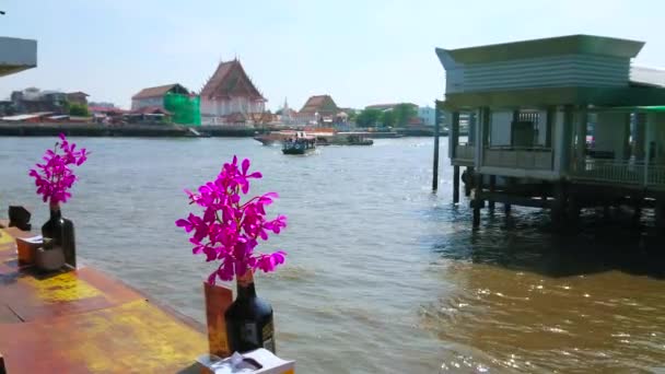 バンコク 2019年4月23日 テーブルの上にランの入った屋外の川沿いのカフェでは 4月23日にバンコクで チャオプラヤを高速ボートやフェリーで見下ろすことができます — ストック動画