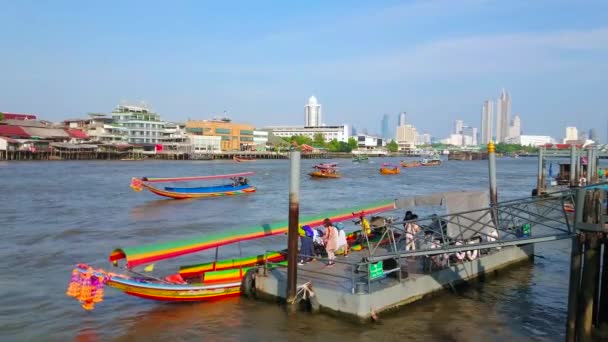 Bangkok Thailand April 2019 Den Färgglada Turistbåten Väntar Folket Vid — Stockvideo