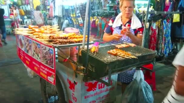 Bangkok Thailand April 2019 Khao San Nattmarknad Med Grillvagn Säljaren — Stockvideo