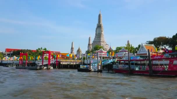 泰国曼谷 2019年4月23日 4月23日 渡船在曼谷横渡朝弗拉亚河 俯瞰历史悠久的华特阿伦神庙和码头的高塔 — 图库视频影像