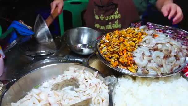 Бангкок Таиланд Апреля 2019 Года Повар Готовит Тайские Блюда Морепродуктами — стоковое видео