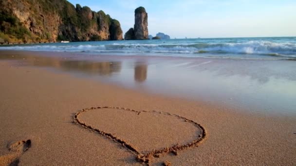 Onde Lavano Cuore Dipinto Sulla Sabbia Bagnata Della Spiaggia Scimmia — Video Stock