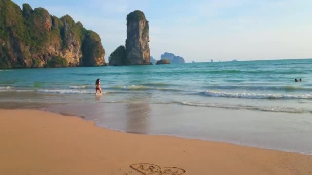 Die Küste Des Affenstrandes Mit Herz Und Krabi Inschrift Sand — Stockvideo