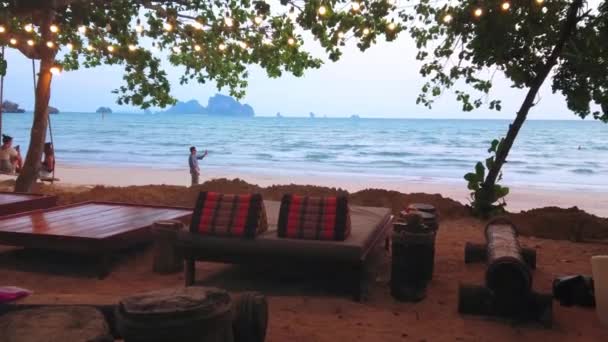 タイ王国アオナン 2019年4月25日 夕方は木の木陰で快適なビーチバーでリラックスし 4月25日にアオナンで — ストック動画