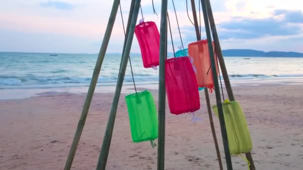 Strandlijn Van Nang Met Kleurrijke Lantaarns Voorgrond Krabi Thailand — Stockvideo