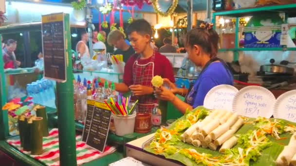 Nang Thailand April 2019 Nachtmarkt Lockt Mit Alkoholcocktails Serviert Bambusgläsern — Stockvideo