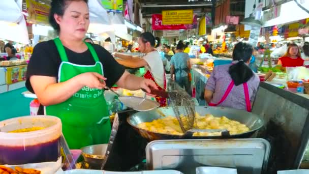 チェンマイ 5月4 2019 タニン市場の屋台の売り手は 5月4日にチェンマイで 屋外キッチンの深いフライヤーでおいしい地元のパフを調理します — ストック動画