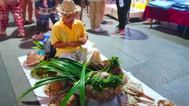 Chiang Mai Таїланд Травня 2019 Ремісник Робить Букети Пальмового Листя — стокове відео