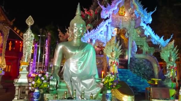 2019年5月4日 泰国清迈 5月4日 清迈银寺 Wat Sri Suphan 的夜景及其前景银佛像 — 图库视频影像