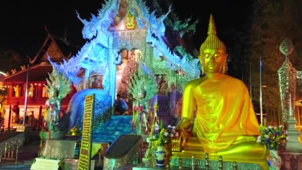 2019年5月4日 泰国清迈 5月4日 清迈的银殿 Wat Sri Suphan 的正面闪烁着华丽的雕像 浮雕和镀金的佛像 — 图库视频影像
