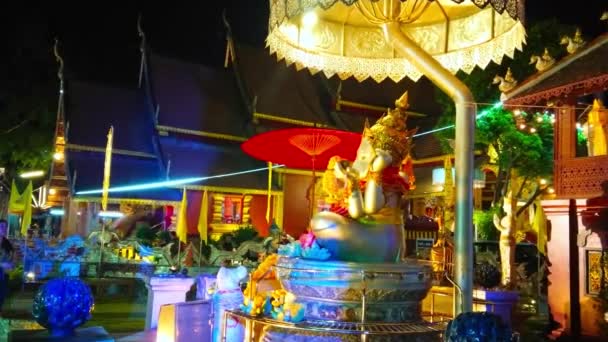 Chiang Mai Thailand Maj 2019 Kvällsutsikt Över Ganeshas Upplysta Altare — Stockvideo