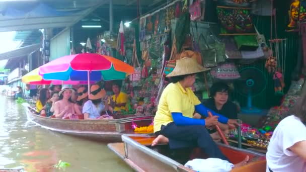 Damnoen Saduak Thaiföld 2019 Május Turisták Csoportjai Fából Készült Hajókon — Stock videók