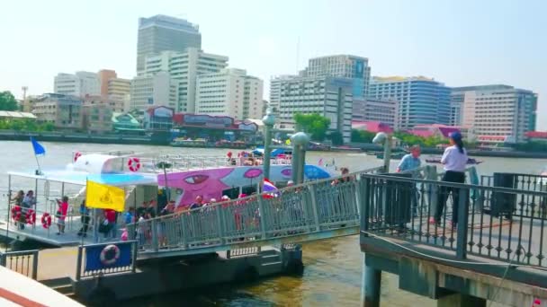 Bangkok Thailandia Aprile 2019 Folto Gruppo Turisti Scende Dal Traghetto — Video Stock