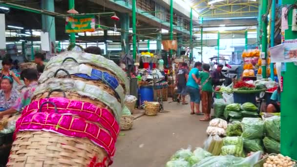 Bangkok Tailandia Abril 2019 Estrecho Callejón Ocupado Del Mercado Agrícola — Vídeos de Stock