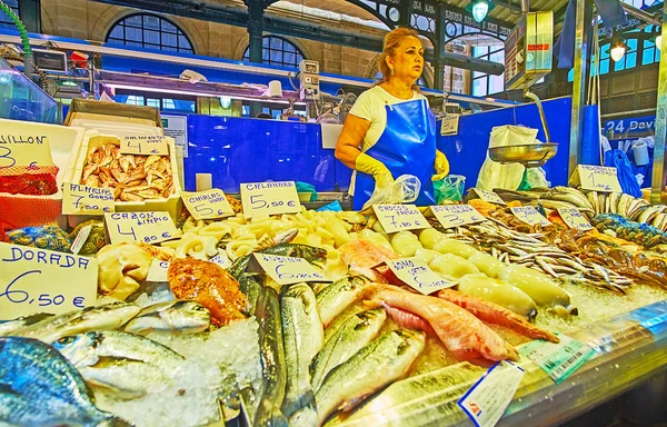 Variedad de pescado fresco en el Mercado de Abastos, Jerez, España —  Fotos de Stock