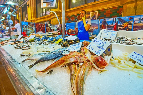 Рыбные лавки рынка Абастос, Херес, Испания — стоковое фото
