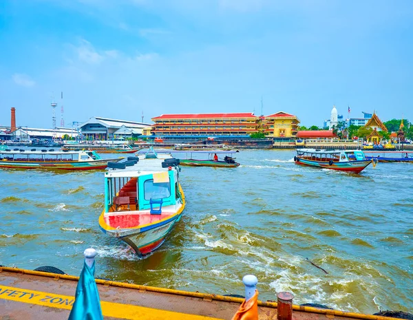 Пассажиры катера в Бангкоке, Таиланд — стоковое фото