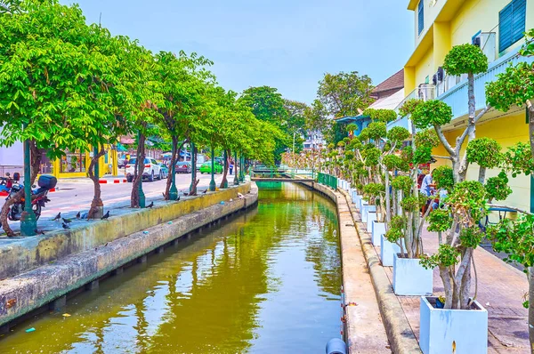 Узкий канал в центре Бангкока, Таиланд — стоковое фото
