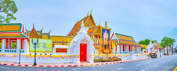A parede circundante de Wat Suthat templo com portões principais, Bangk — Fotografia de Stock