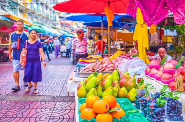 Çin mahallesindeki küçük meyve tezgahları, Bangkok, Tayland
