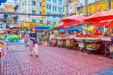 Bangkok, Tayland 'da, Çin Mahallesi' nde bakkal tezgahları olan küçük bir sokak.