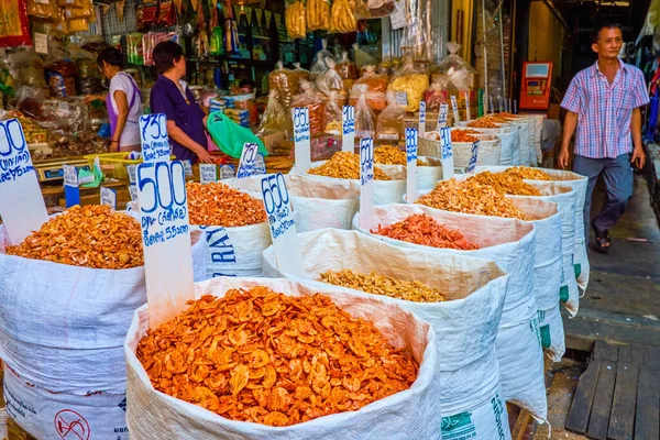 Los camarones secos en el mercado Chinatown, Bangkok, Tailandia — Foto de Stock