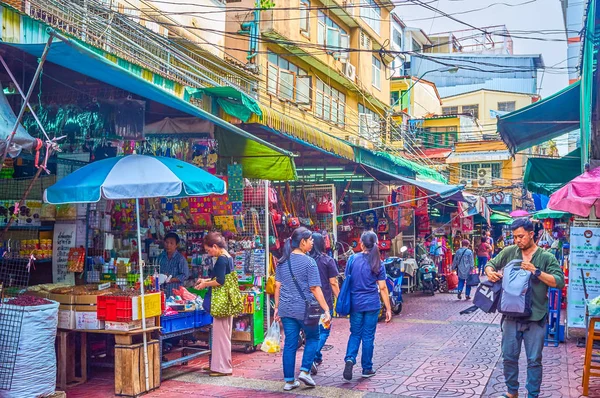 El mercado de ropa en Chinatown, Bangkok, Tailandia — Foto de Stock
