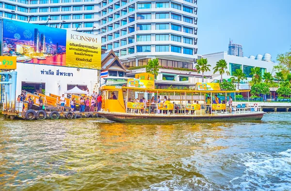 The small tourist sightseeing boat at the pier, Bangkok, Thailan — ストック写真
