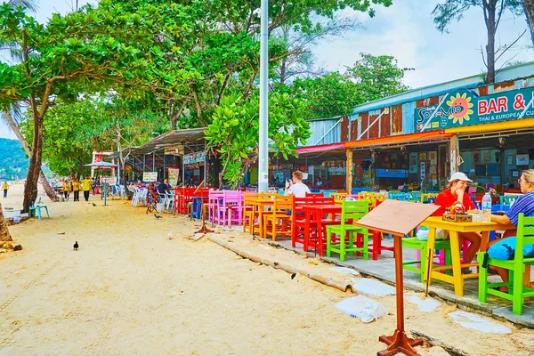 Line van cafes op het strand, Patong, Phuket, Thailand — Stockfoto