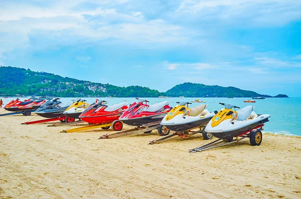 Zeecooters op aanhangwagens, Patong strand, Phuket, Thailand — Stockfoto