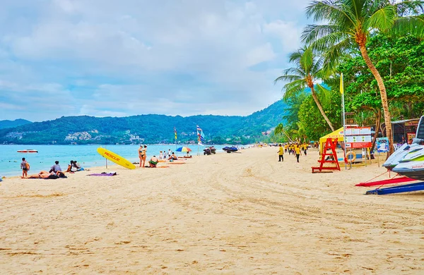 Relax op Patong strand, Phuket, Thailand — Stockfoto