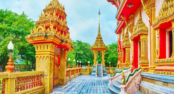 Złoty mondop w Wat Chalong Chedi, Chalong, Phuket, Tha — Zdjęcie stockowe