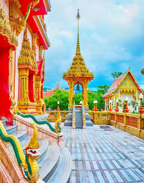 La corte de Wat Chalong Chedi, Chalong, Phuket, Tailandia — Foto de Stock