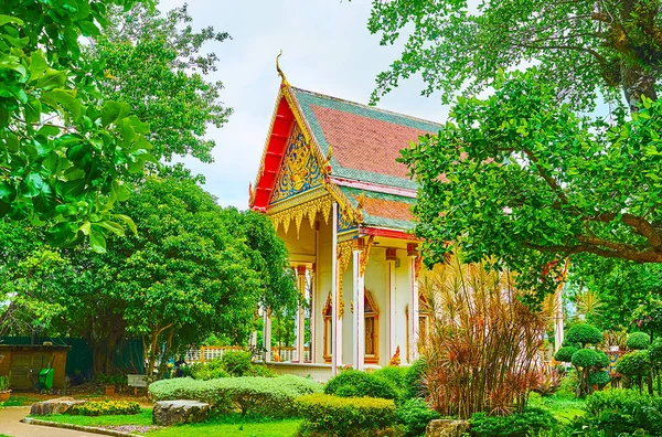 Le hall de Wat Chalong à travers les arbres, Chalong, Phuket, Thai — Photo