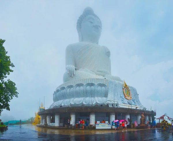 Der nebelige große Buddha von Phuket, chalong, thailand — Stockfoto