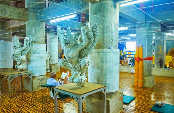 Interior do templo sob grande estátua de Buda, Chalong, Phuket, Tha — Fotografia de Stock