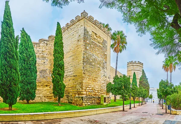 El muro exterior de Alcázar, Jerez, España — Foto de Stock