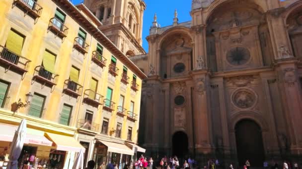 格拉纳达 西班牙 2019年9月25日 位于格拉纳达的中世纪帕拉斯广场全景 教堂的历史建筑和巨大的石墙 设计为胜利拱门 建于9月25日 — 图库视频影像