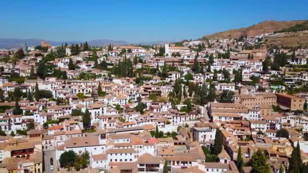 スペインのアンダルシア州シエラネバダ山脈の麓に位置するグラナダ旧市街の丘陵アルバイシン アルバイシン とサクロモンテ地区の密な歴史的住宅 — ストック動画