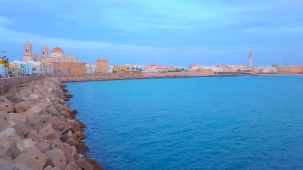 Litoral Curvo Cádiz Antigo Com Incrível Iluminação Noturna Catedral Medieval — Vídeo de Stock