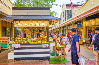Bangkok, Tayland 'daki Asiatique alışveriş bölgesindeki yeni bar.