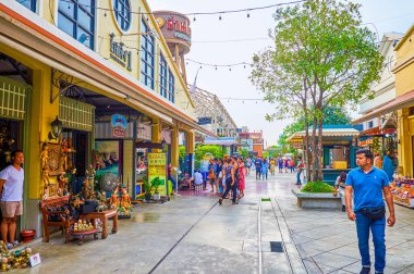 Bangkok 'taki Asiatique alışveriş merkezindeki hediyelik eşya dükkanları.